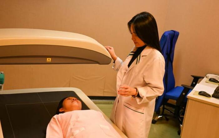 Pdc Home 2 A Technician Helps A Patient Who Is Receiving A Dexa Scan.